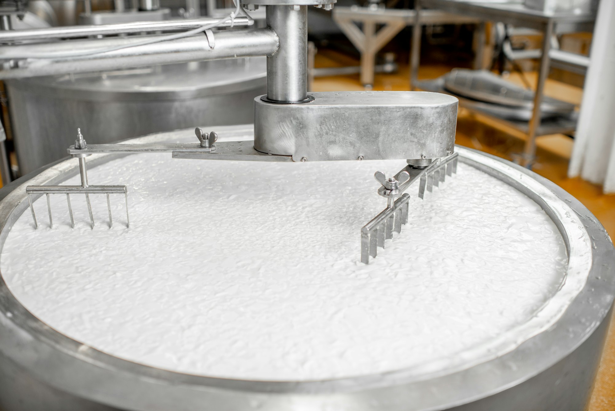 Milk mixing at the cheese manufacturing