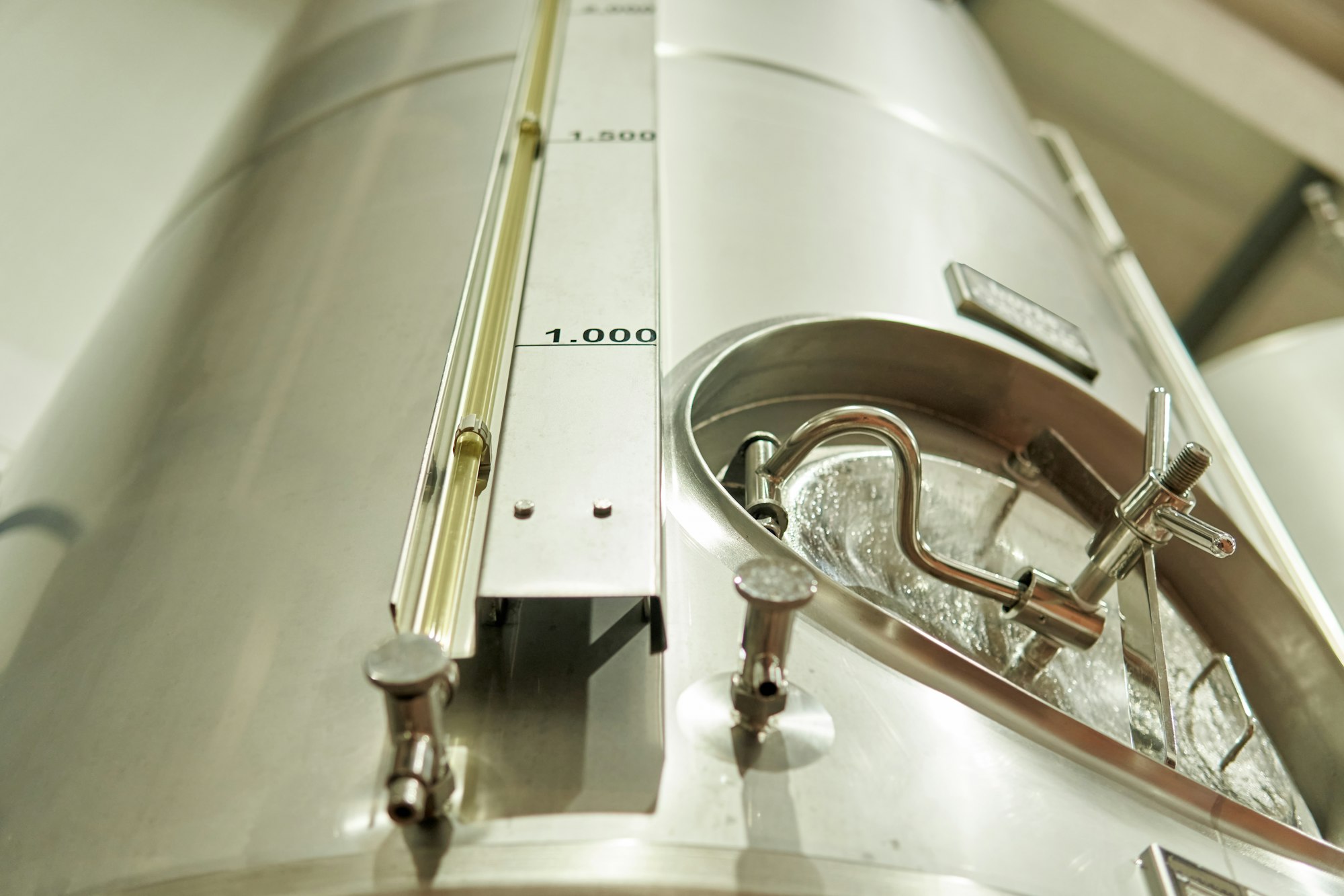 Steel tank for fermentation with quantity control on a beer factory